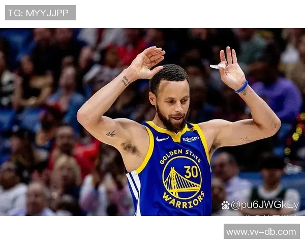 库里轻松发挥全场12投6中贡献14分5助攻巧妙吸引防守展现团队配合魅力 库里轻松发挥全场12投6中贡献14分5助攻巧妙吸引防守展现团队配合魅力